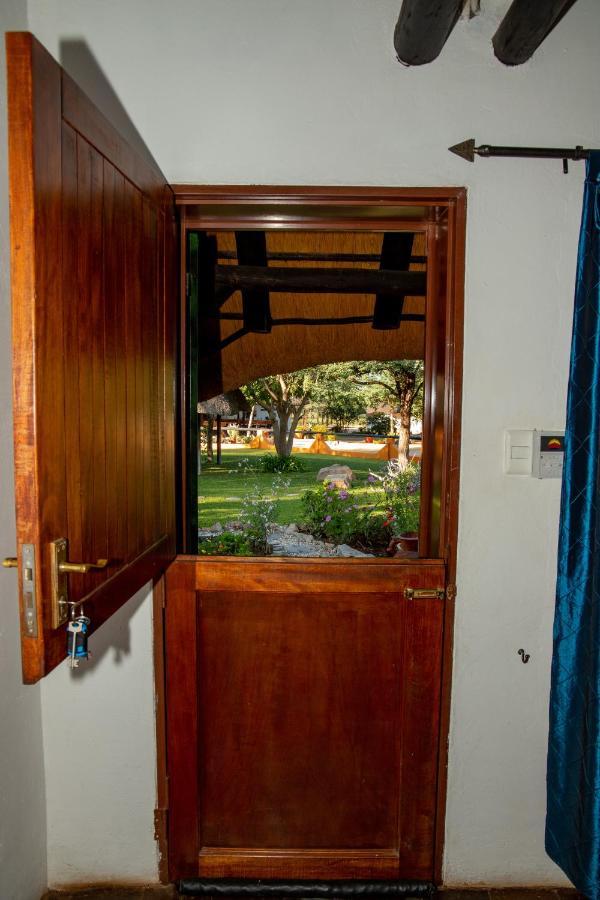 Lion'S Den Guesthouse Очиваронго Экстерьер фото